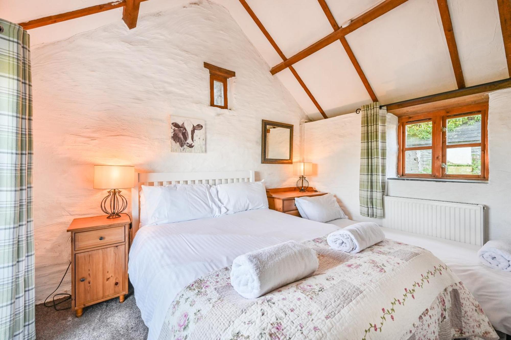 Polean Farm Cottages - With Free Animal Feeding And Pony Rides And Free Access To A Nearby Pool Looe Room photo