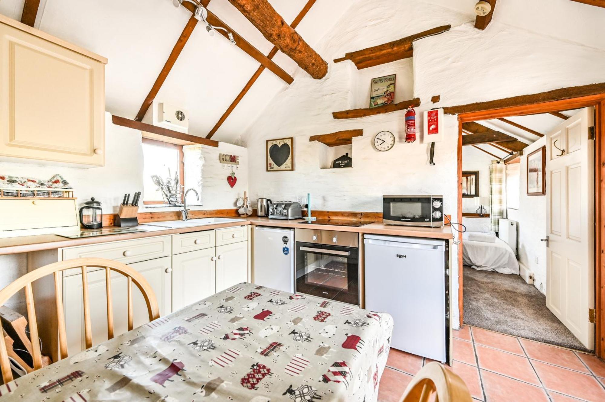 Polean Farm Cottages - With Free Animal Feeding And Pony Rides And Free Access To A Nearby Pool Looe Room photo
