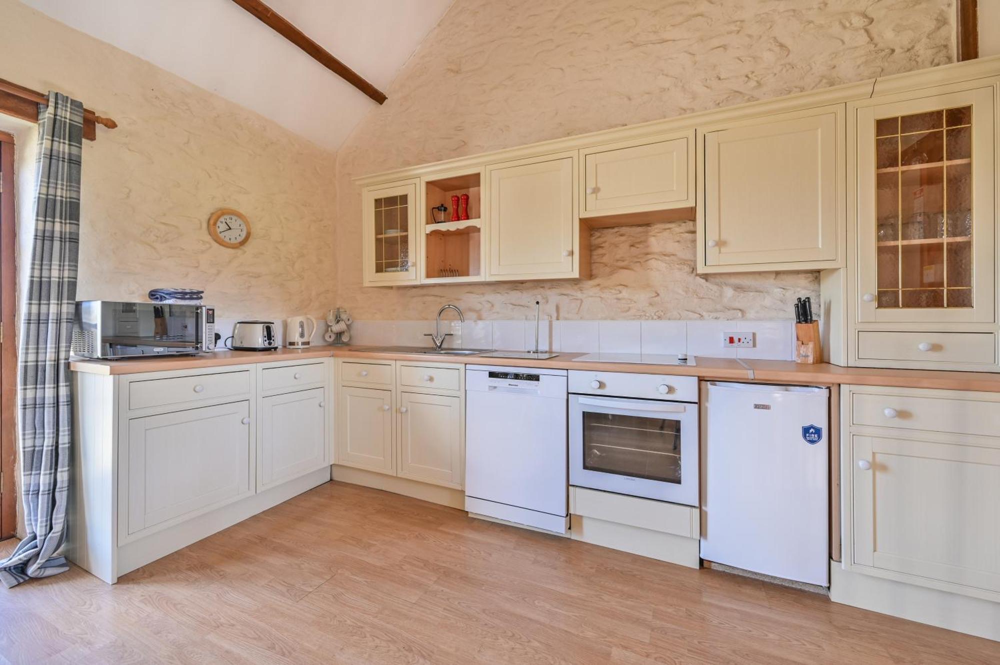Polean Farm Cottages - With Free Animal Feeding And Pony Rides And Free Access To A Nearby Pool Looe Room photo