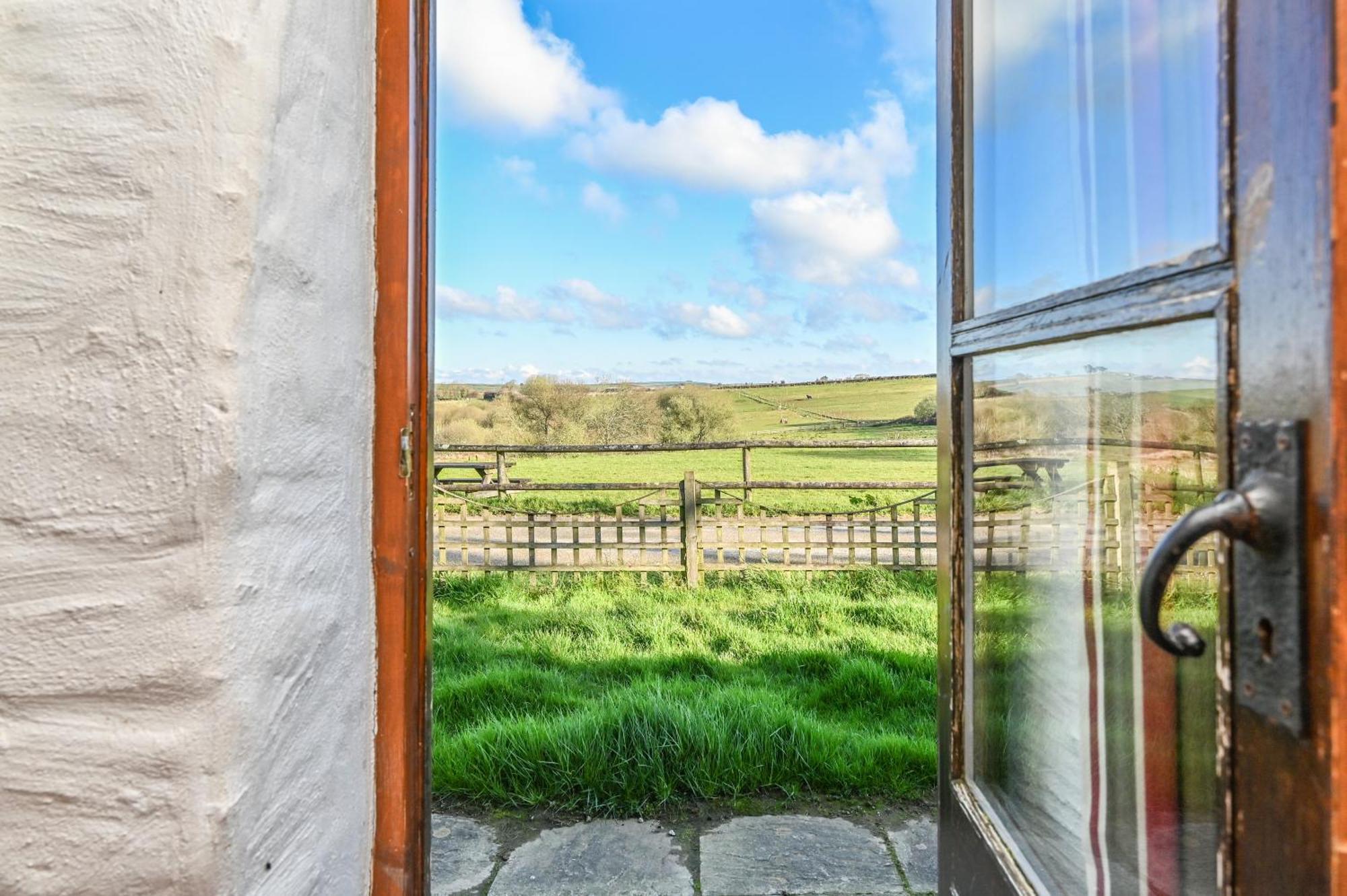 Polean Farm Cottages - With Free Animal Feeding And Pony Rides And Free Access To A Nearby Pool Looe Room photo