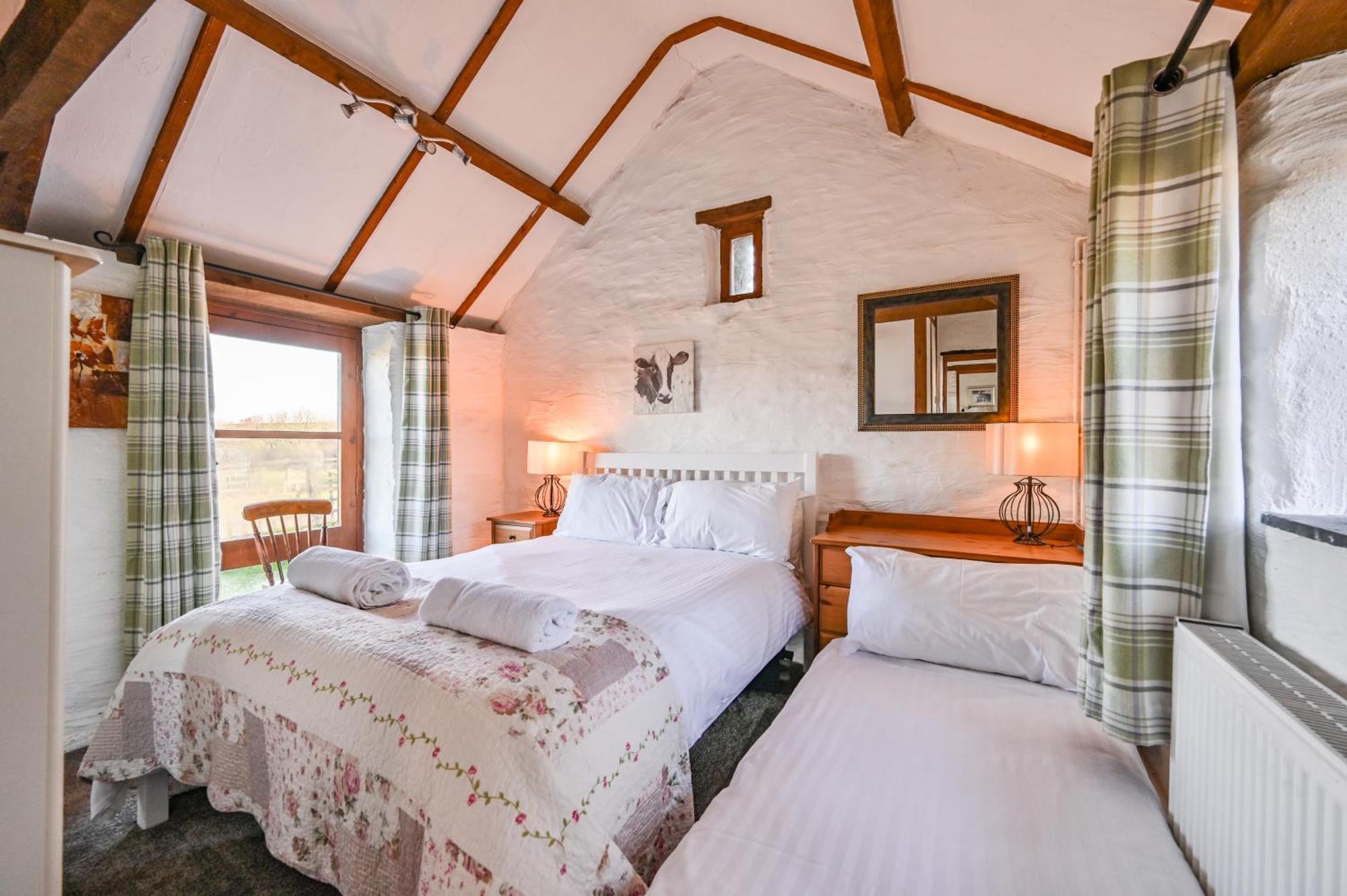 Polean Farm Cottages - With Free Animal Feeding And Pony Rides And Free Access To A Nearby Pool Looe Room photo