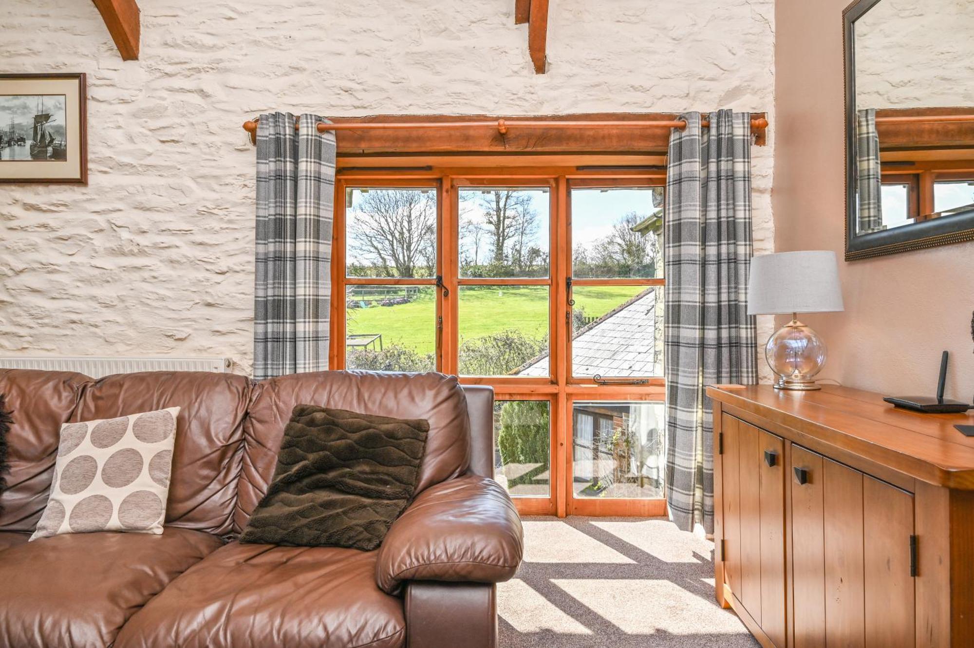 Polean Farm Cottages - With Free Animal Feeding And Pony Rides And Free Access To A Nearby Pool Looe Room photo